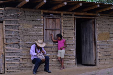 Hombre sabio nasa y niña nasa en TIERRADENTRO municipio de Inzá